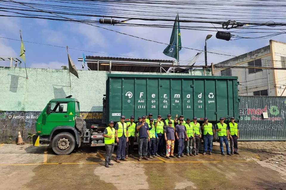 Equipe e caminhão da Fermad